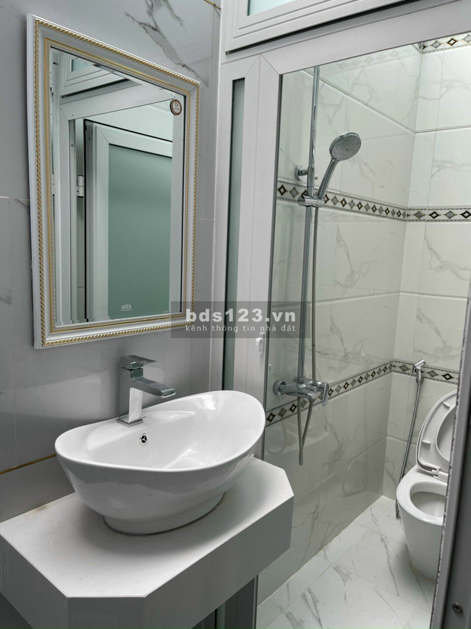Bán Nhà Đinh Đức Thiện giá chỉ 2.1 tỷ, kết cấu 1 trệt 2 lầu dtsd 78m2, lộ giới 13m