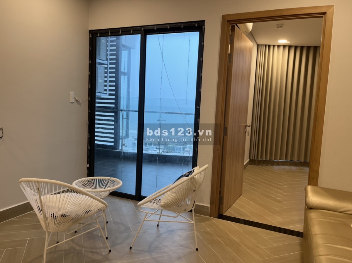Chủ cần bán gấp căn hộ view biển tầng cao,2 PN, 2WC, cách biển chỉ vài bước chân, bãi tắm dài 400m.