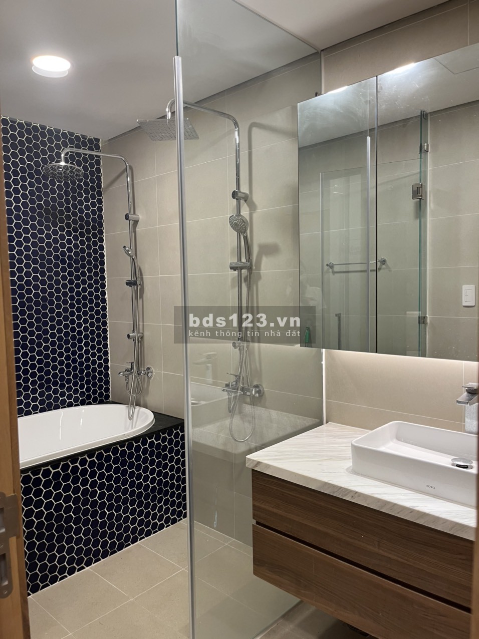 Chủ cần bán gấp căn hộ view biển tầng cao,2 PN, 2WC, cách biển chỉ vài bước chân, bãi tắm dài 400m.