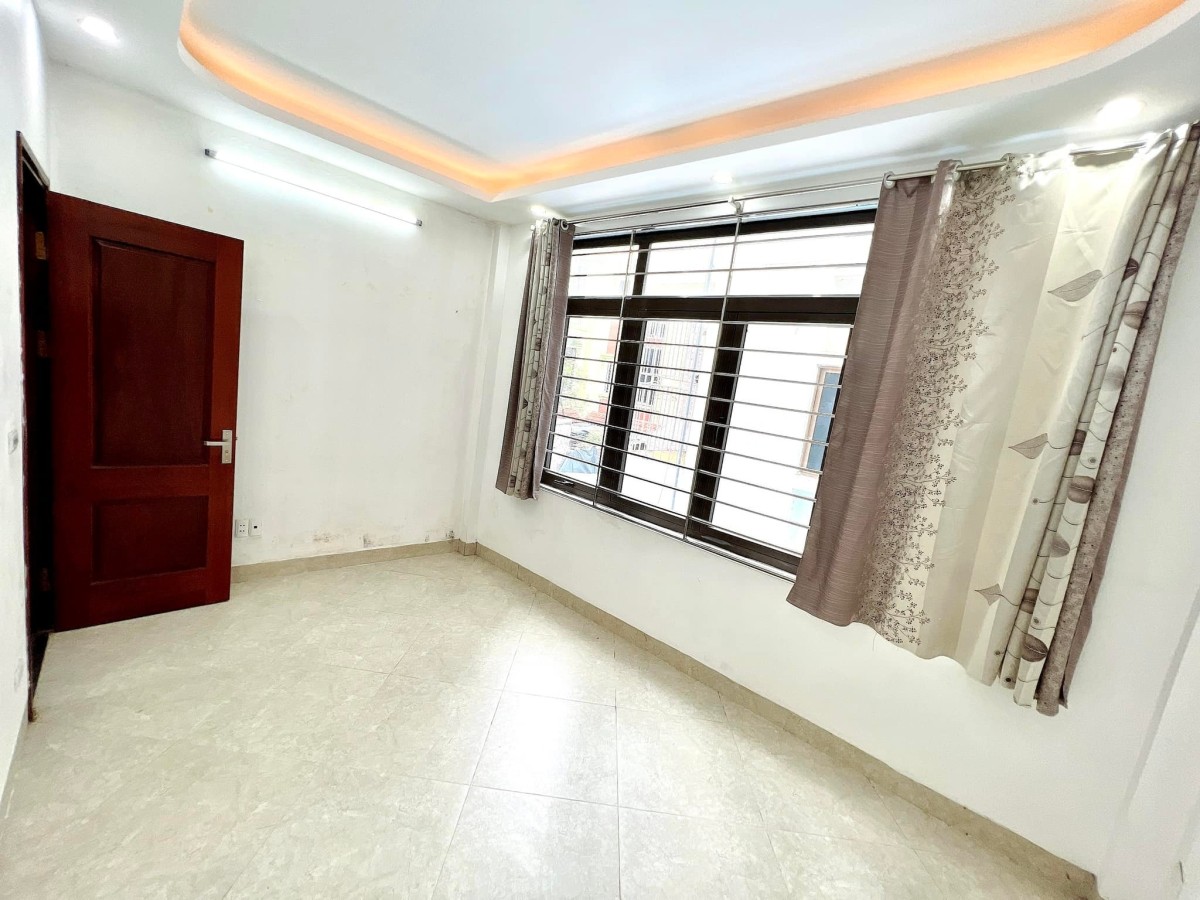 Nguyễn Hoàng 40m2x5T ô tô qua ngõ thông, cực đông kinh doanh đỉnh gia chỉ 5,3 tỷ