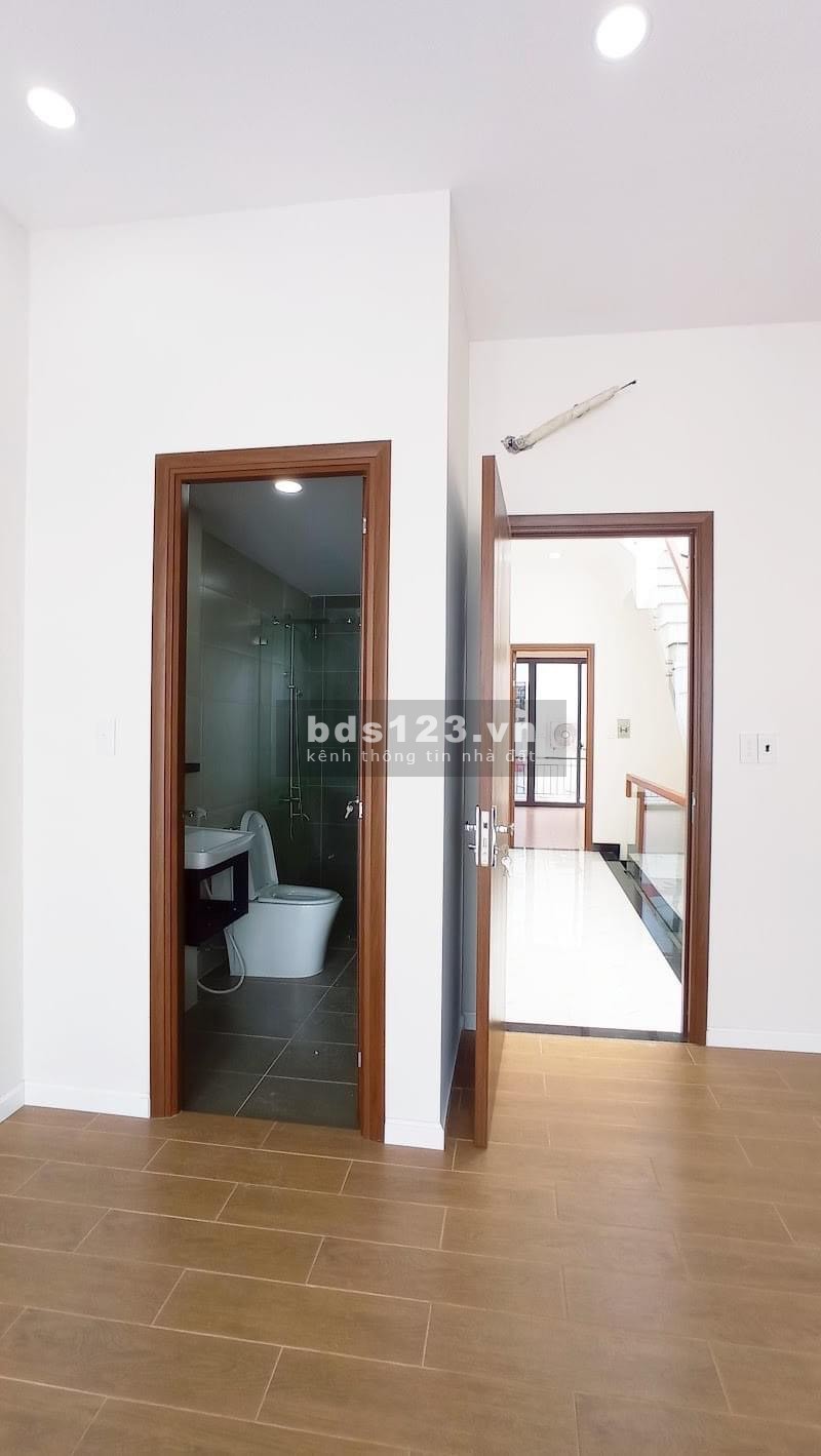 Bán nhà Tân Phú 3 tầng bê tông cốt thép diện tích dt 80m2 vuông vức, xe hơi vào nhà giá 7.99 tỷ