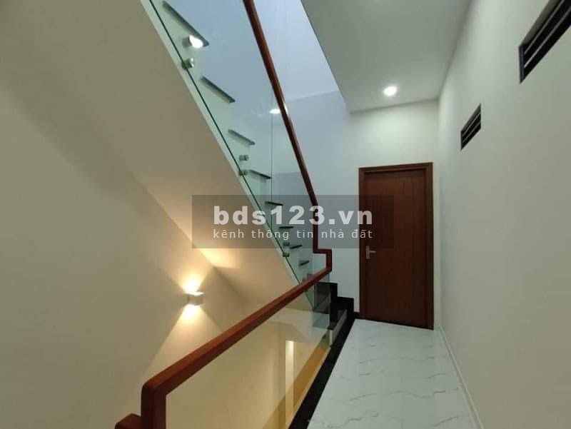 Bán nhà Tân Phú 3 tầng bê tông cốt thép diện tích dt 80m2 vuông vức, xe hơi vào nhà giá 7.99 tỷ