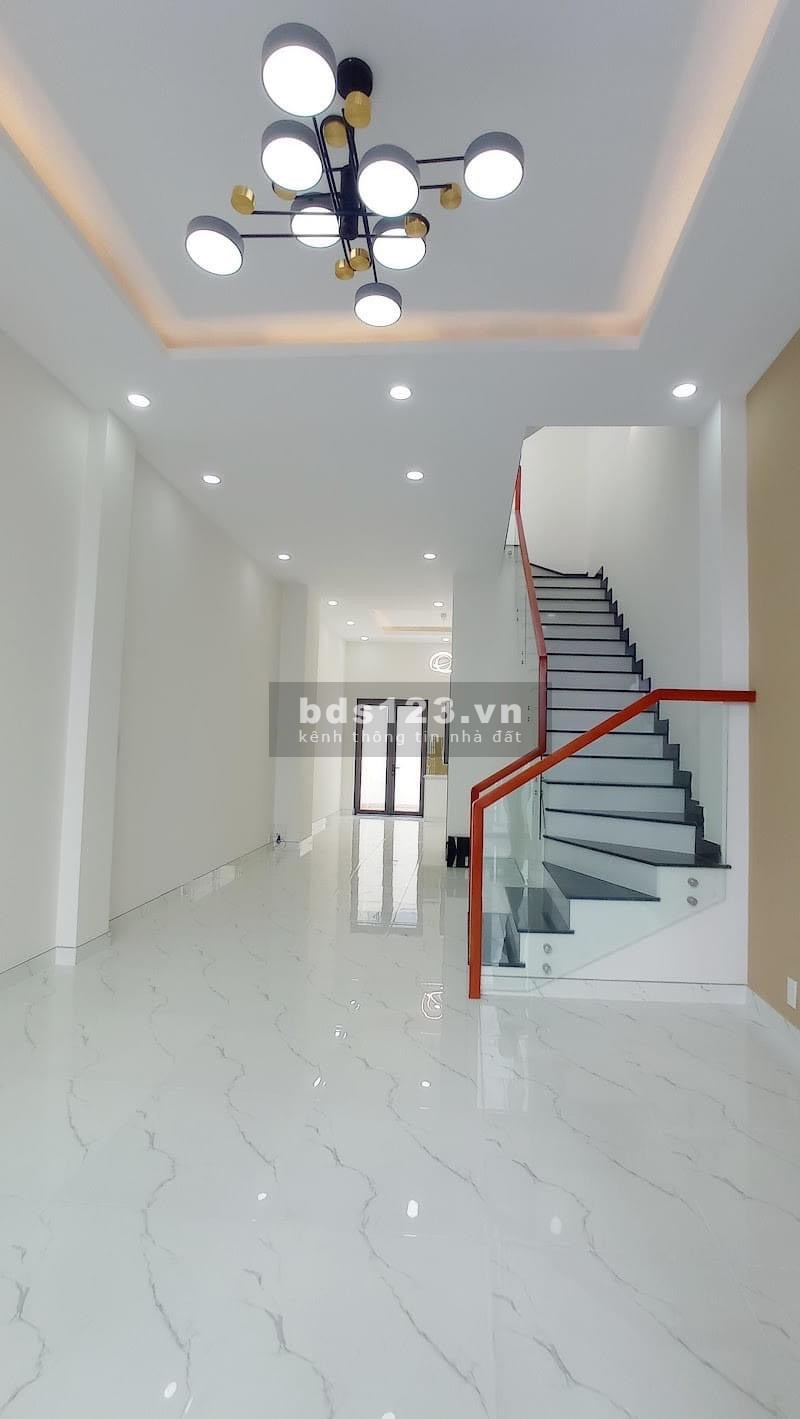 Bán nhà Tân Phú 3 tầng bê tông cốt thép diện tích dt 80m2 vuông vức, xe hơi vào nhà giá 7.99 tỷ