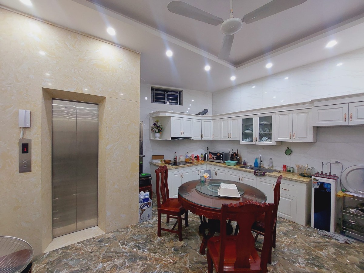 Bán nhà mặt phố Ngọc Thụy giá rẻ đúc kiên cố 5 tầng, giá tốt đầu tư