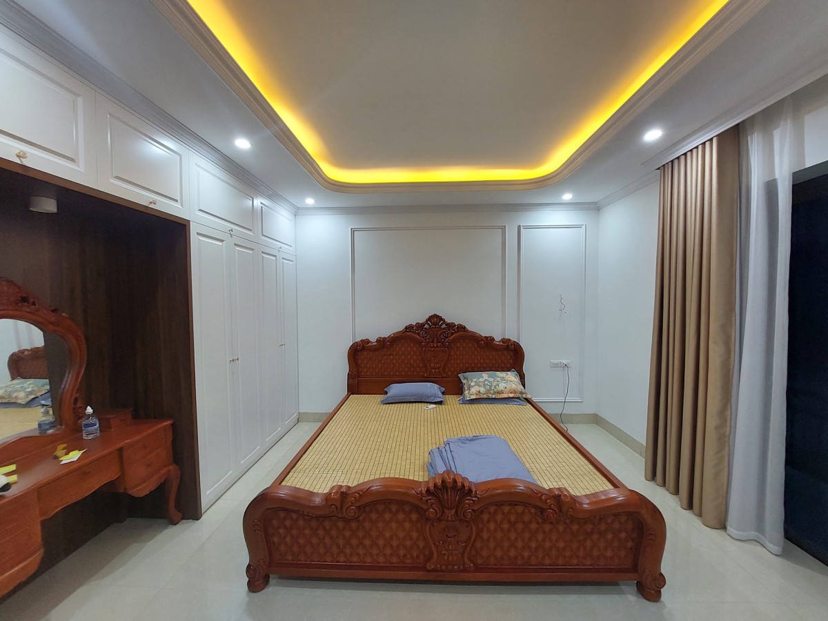 Bán nhà mặt phố Ngọc Thụy giá rẻ đúc kiên cố 5 tầng, giá tốt đầu tư