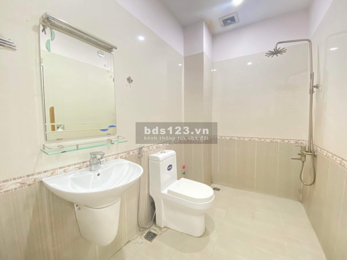 Cho thuê nhà nguyên căn cách cổng C cảng cát lái 200m liên hệ 0988628089