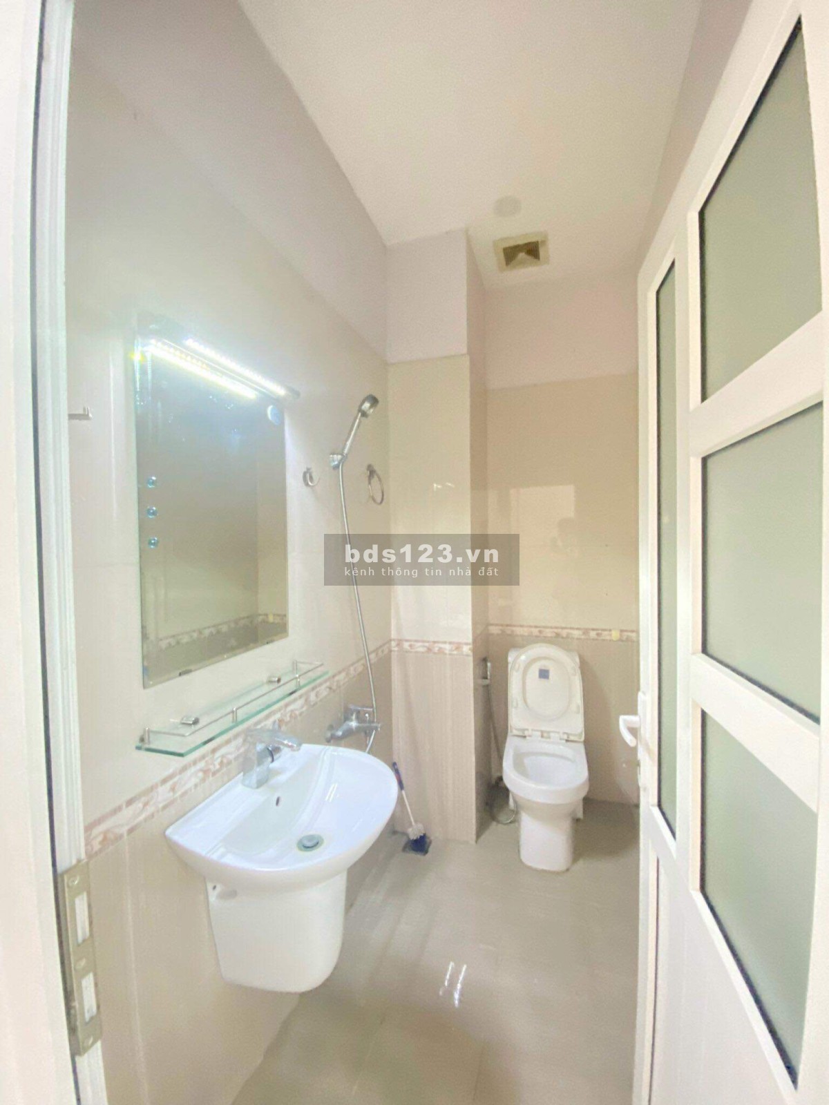 Cho thuê nhà nguyên căn cách cổng C cảng cát lái 200m liên hệ 0988628089