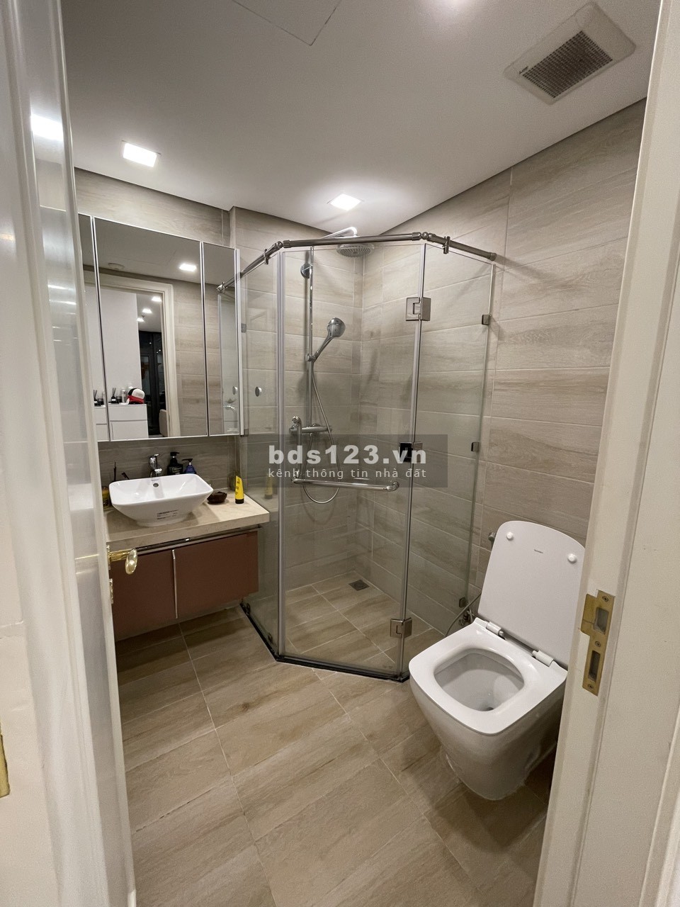 Căn hộ bán cho người nước ngoài 2PN, dự án Vinhomes Golden River Ba Son.