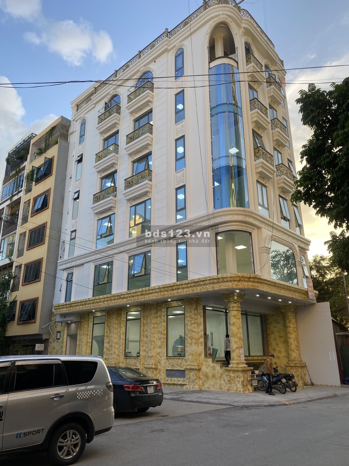 Cho thuê văn phòng mới căn góc nằm trên mặt phố sầm uất tại Thanh Xuân, tiện ích đủ