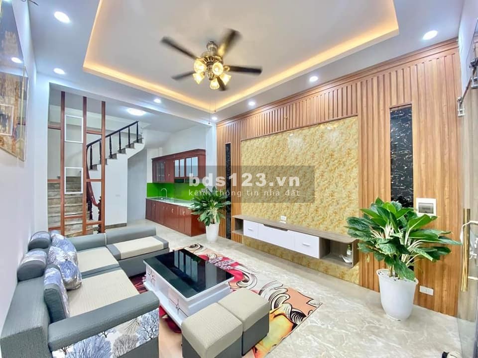 Bán nhà ngõ 250 Tân Mai, gần sân bóng, diện tích 43m2, giá bán chỉ 2.85 tỷ