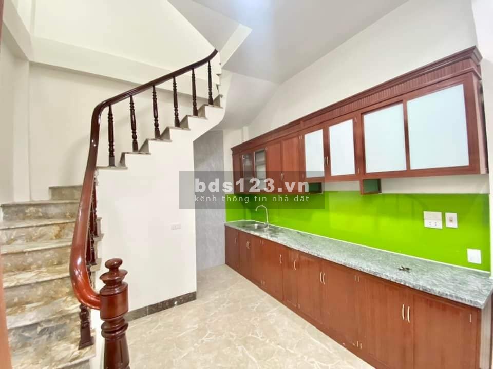Bán nhà ngõ 250 Tân Mai, gần sân bóng, diện tích 43m2, giá bán chỉ 2.85 tỷ