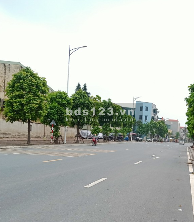 Bán đất tặng nhà Ỷ Lan, đường 4 làn xe, view hồ, diện tích 200m2, giá 10 tỷ.
