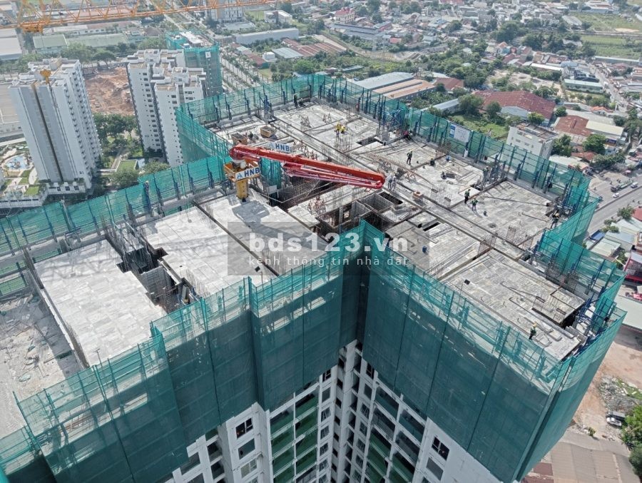View đẹp: View Sân Golf Sông Bé. Bàn giao Khoá điện từ, tủ bếp, bếp điện từ, sàn gạch, sàn gỗ