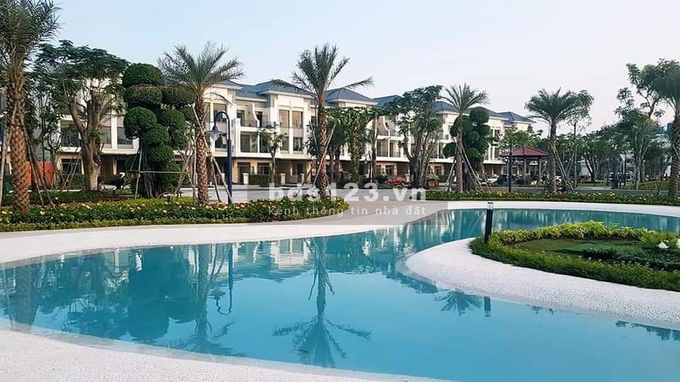 Chính chủ bán gấp nhà phố kế góc, Verosa Park Quận 9, giá tốt đối diện công viên