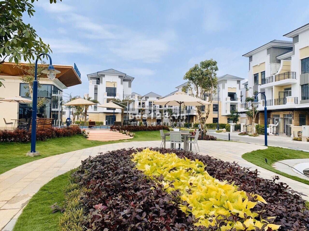 Chính chủ bán gấp nhà phố kế góc, Verosa Park Quận 9, giá tốt đối diện công viên