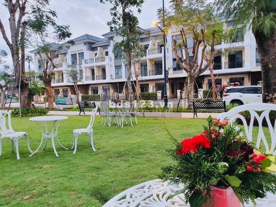 Chính chủ bán gấp nhà phố kế góc, Verosa Park Quận 9, giá tốt đối diện công viên