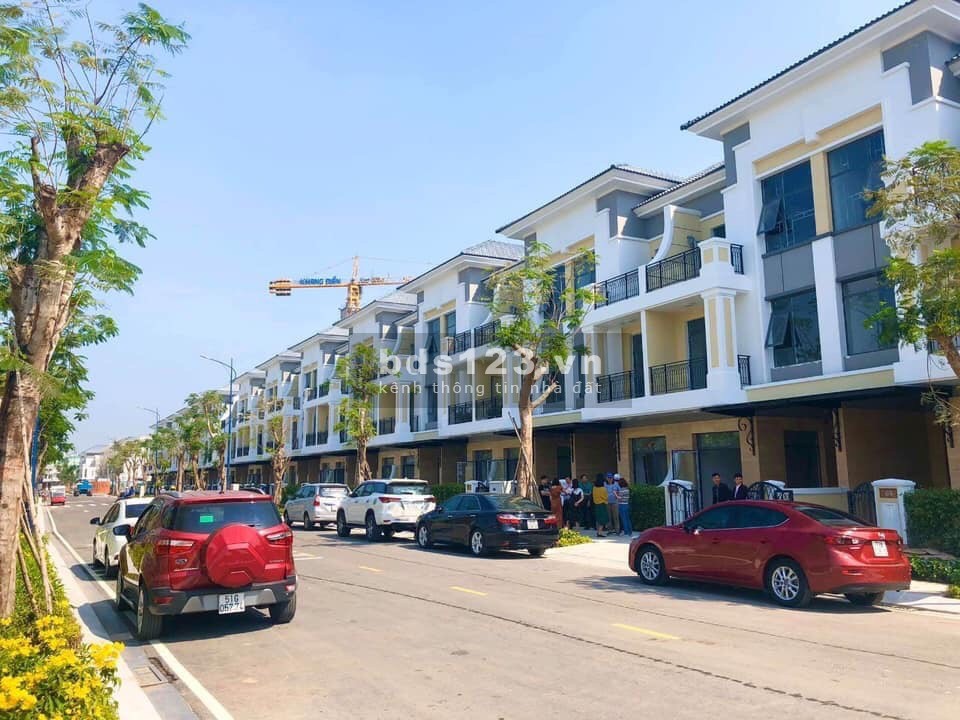 Chính chủ bán gấp nhà phố kế góc, Verosa Park Quận 9, giá tốt đối diện công viên