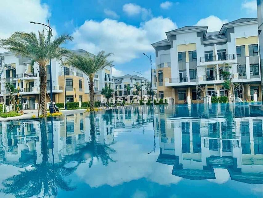 Chính chủ bán gấp nhà phố kế góc, Verosa Park Quận 9, giá tốt đối diện công viên