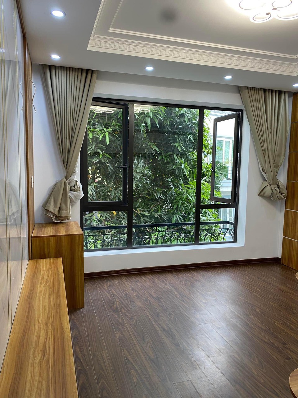 Bán nhà Bồ Đề hơn 4 tỷ có ngay nhà siêu đẹp, trung tâm Long Biên lh 0399800761