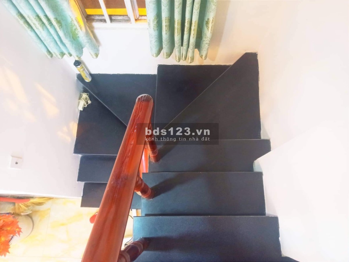 Bán nhà đường Hiệp Thành 17, quận 12, hẻm lớn thông thoáng dt 6 x 8, BTCT 2 tầng, 2PN, 2WC