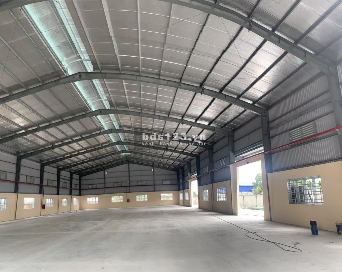 Cho thuê kho mới dtsd 4400m2 mặt tiền Nguyễn Hữu Trí, Bến Lức, Long An.