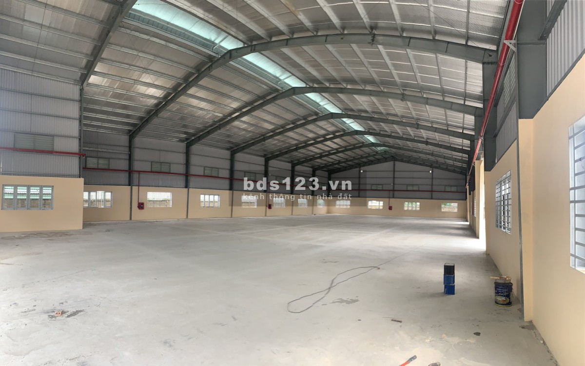 Cho thuê kho mới dtsd 4400m2 mặt tiền Nguyễn Hữu Trí, Bến Lức, Long An.