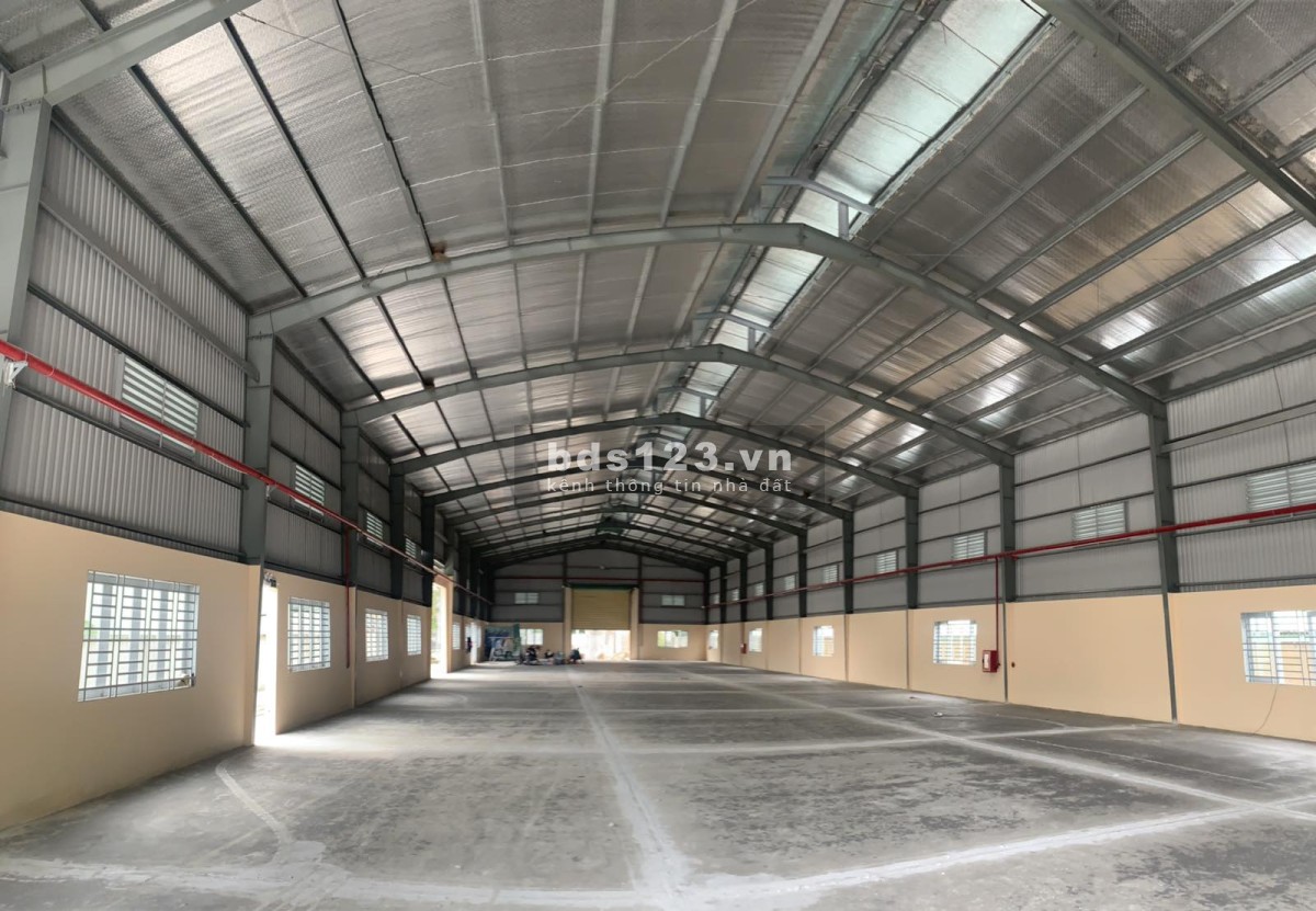 Cho thuê kho mới dtsd 4400m2 mặt tiền Nguyễn Hữu Trí, Bến Lức, Long An.