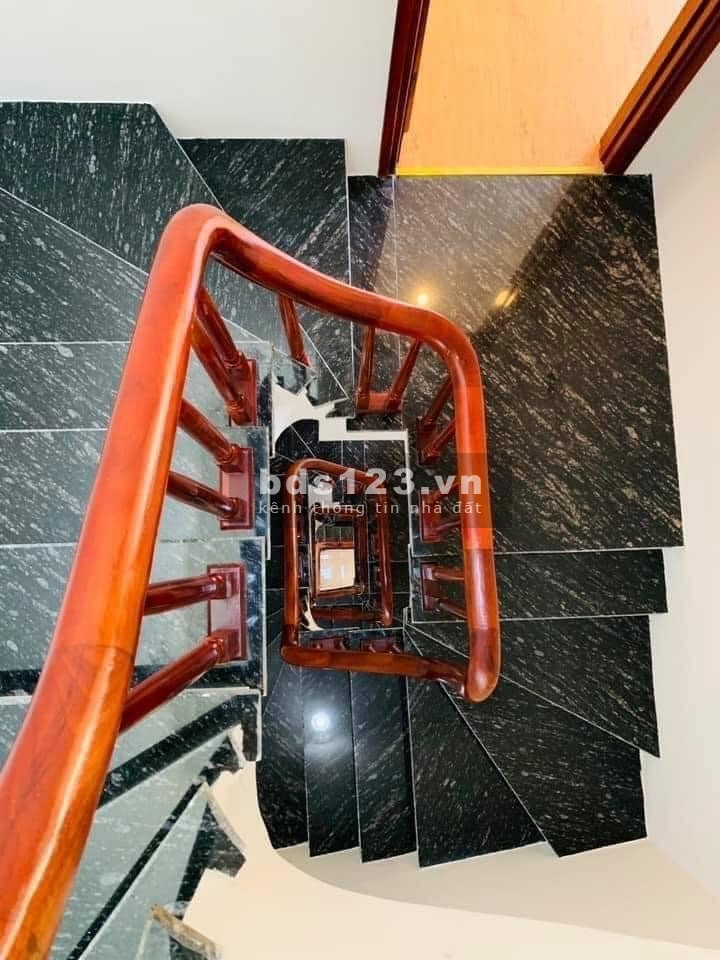 Cực hiếm chỉ có 1 căn duy nhất ở Văn Cao, Ba Đình, dt 46m2, giá 4.5 tỷ 4 tầng cách đường ô tô 30m