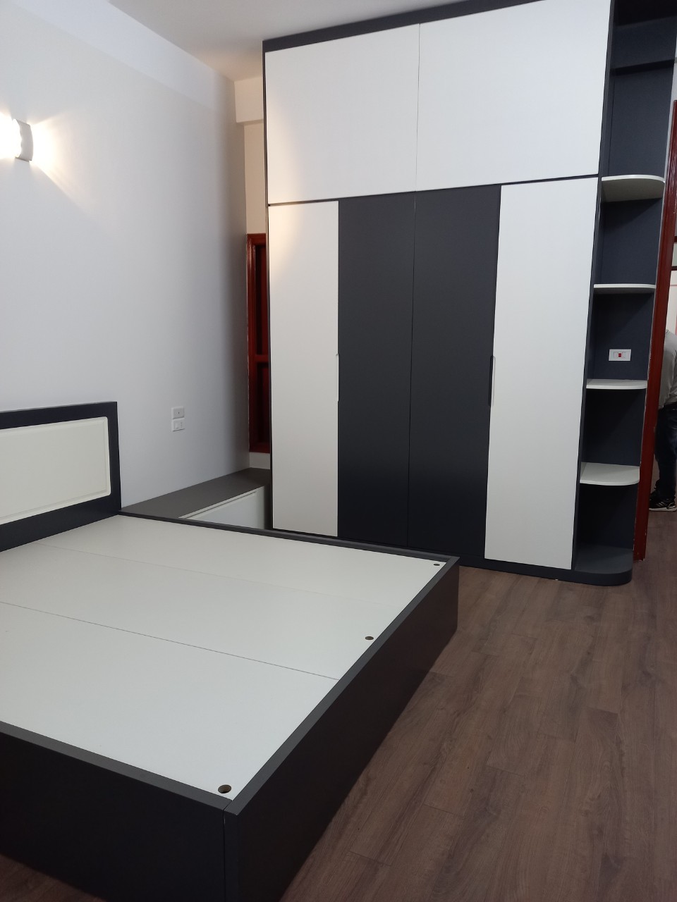 Tôi định cư nước ngoài cần bán cực rẻ Nhà mặt phố Mai Dịch 100m2 kinh doanh sầm uất