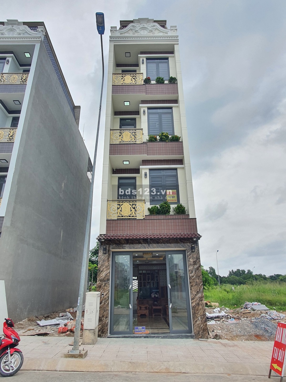 Bán Nhà 1 Trệt 3 Lầu Mới Xây MT Công Viên PHT 10, Dĩ An Đầy Đủ Tiện Nghi. LH: 0933 074 278 Trân