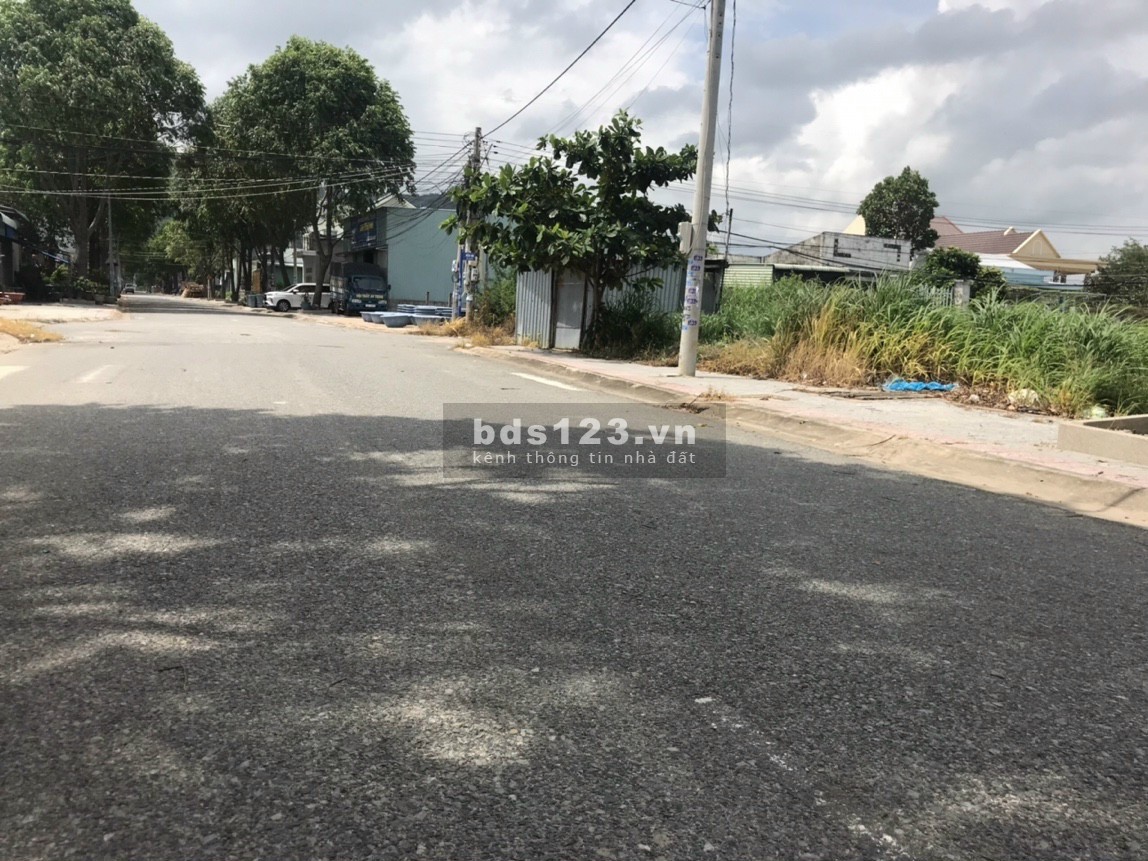 Cần bán lô góc 3 mặt tiền Đỗ Nhuận, diện tích 180m2, full thổ cư