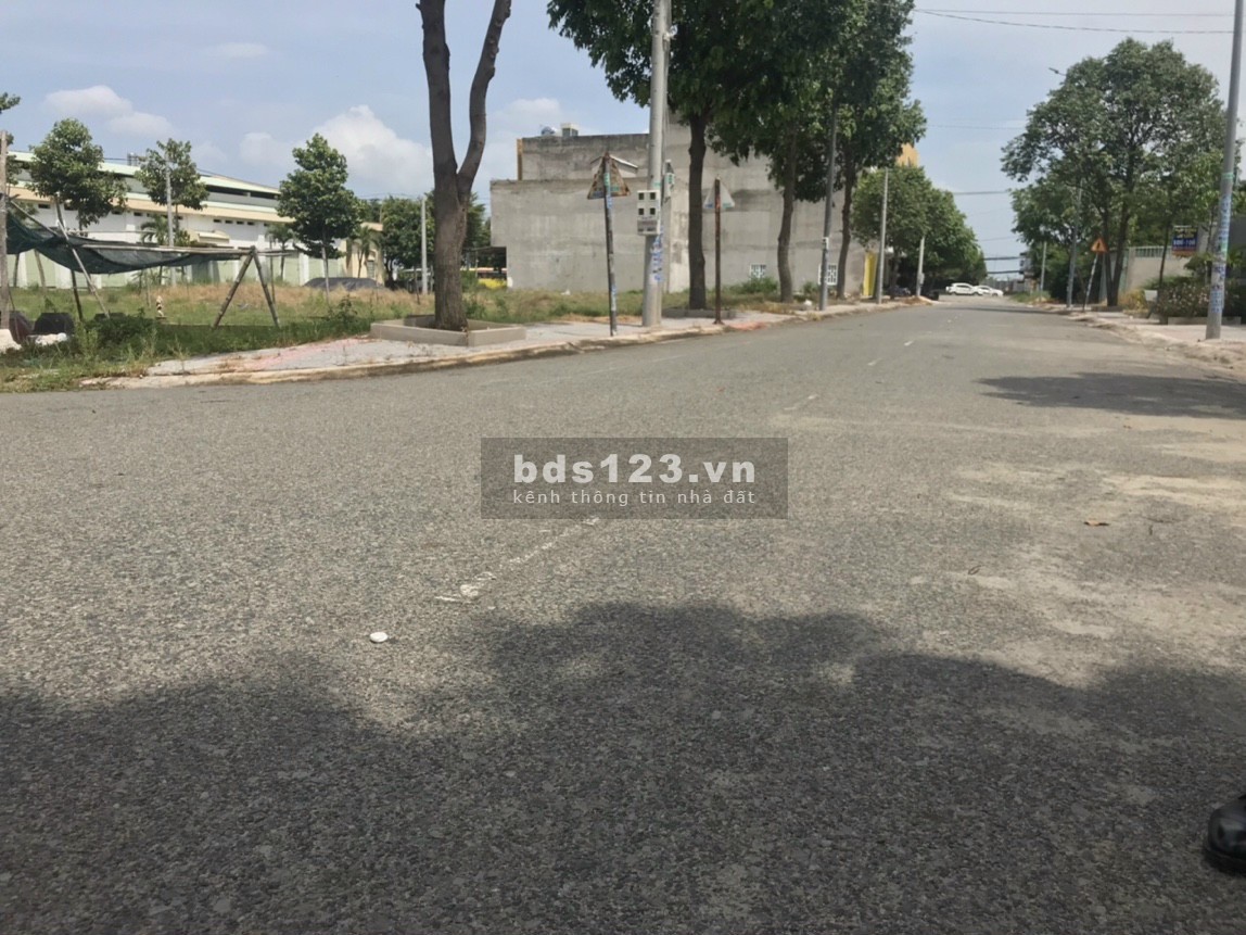 Cần bán lô góc 3 mặt tiền Đỗ Nhuận, diện tích 180m2, full thổ cư