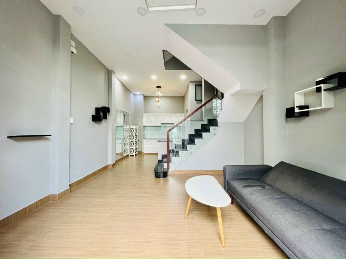 Nhà hiếm Dương Quảng Hàm DT 44m² giá chỉ 5,9 tỷ đồng, lh 0945715802