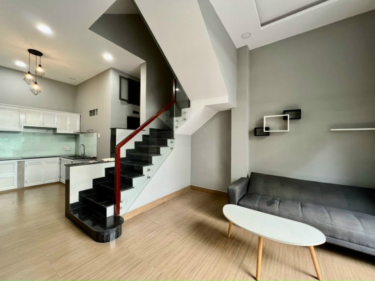 Nhà hiếm Dương Quảng Hàm DT 44m² giá chỉ 5,9 tỷ đồng, lh 0945715802