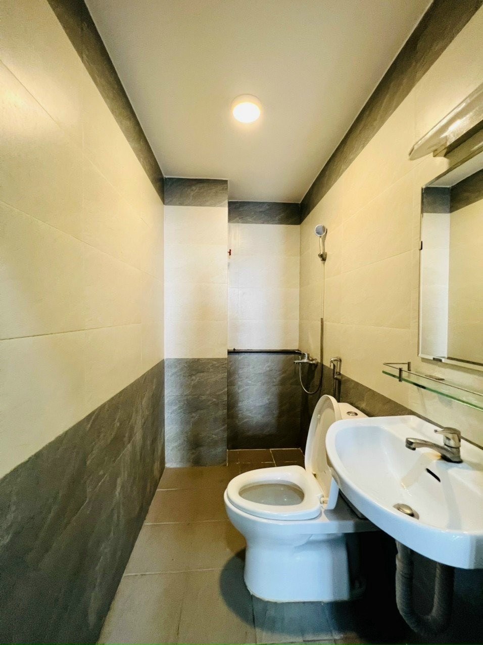 Nhà hiếm Dương Quảng Hàm DT 44m² giá chỉ 5,9 tỷ đồng, lh 0945715802