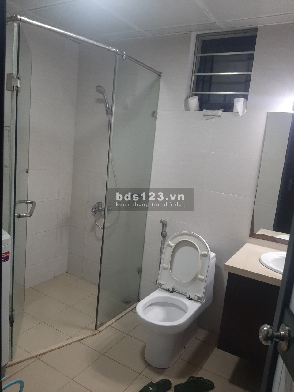 Gia đình nhượng lại nhanh căn hộ 90m2, chung cư VP2 thuộc bán đảo Linh Đàm có ban công ĐN