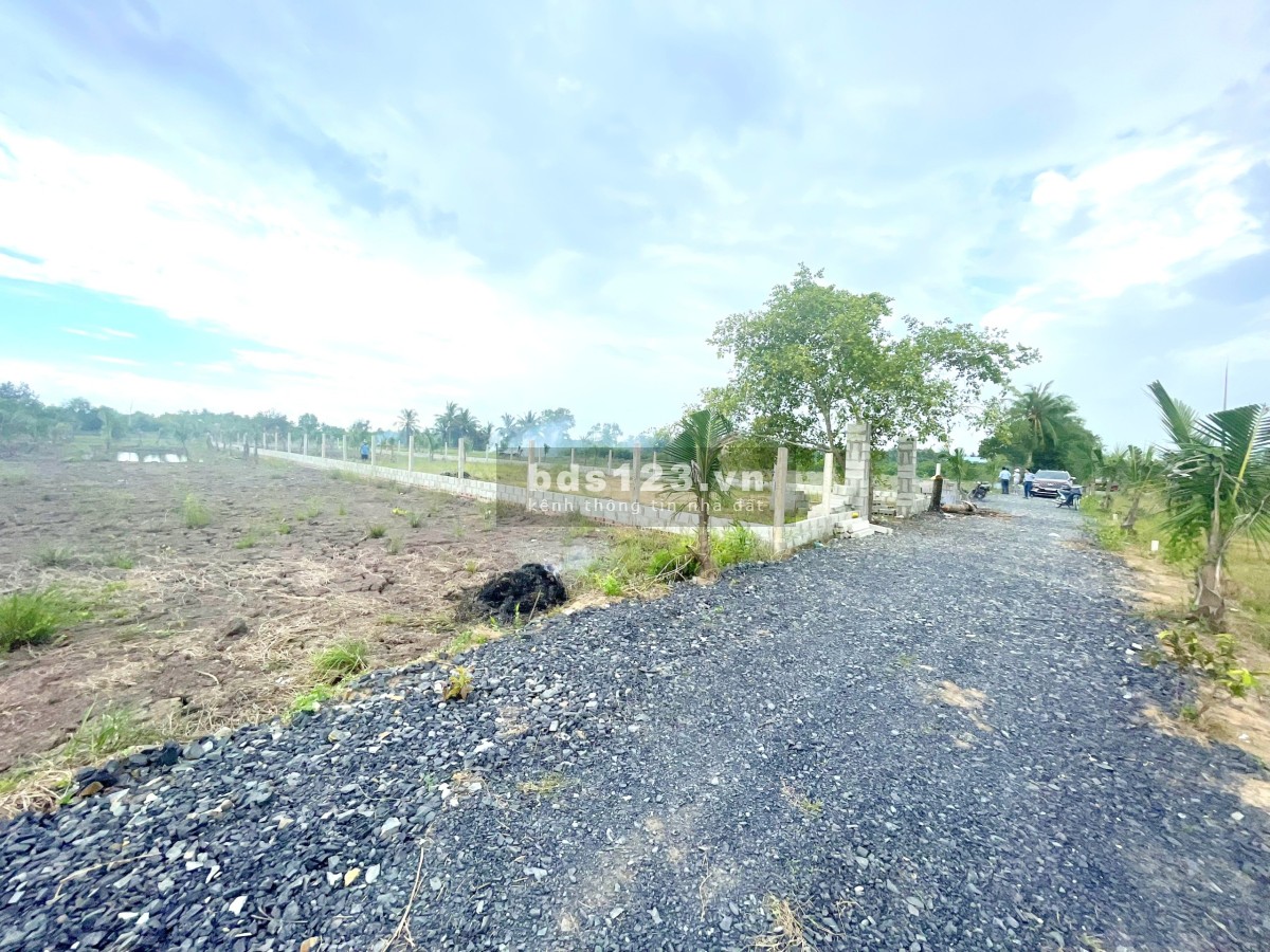 1000m2 đất sổ sẳn giá 1,19 tỷ, đất nằm bên tuyến QL1A cách Q1,TPHCM chỉ 40km