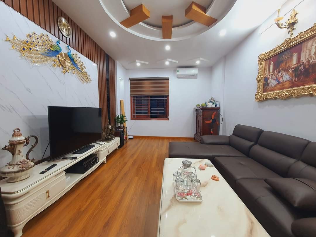 Bán gấp nhà đường Hoàng Quốc Việt dtsd 45m2, MT 4,5m, phân lô, ô tô tránh, giá 9.9 tỷ