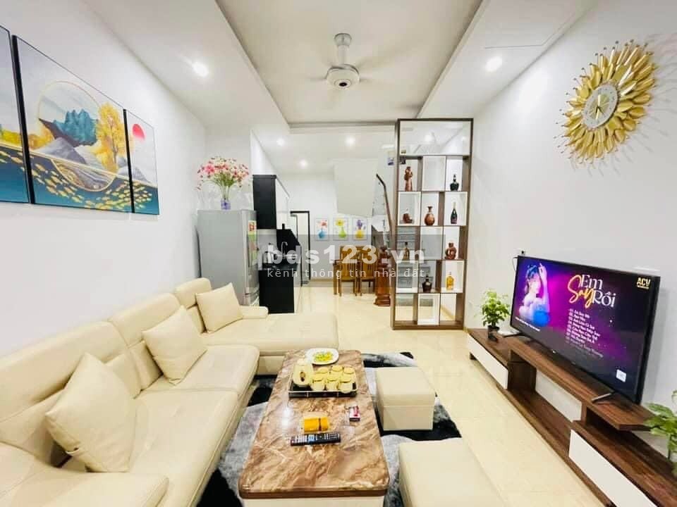 Bán nhà đường Lã Xuân Oai Quận 9 với 5 tỷ có ngay nhà 3lầu, 4PN + 4WC
