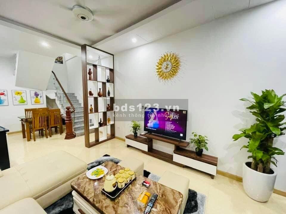Bán nhà đường Lã Xuân Oai Quận 9 với 5 tỷ có ngay nhà 3lầu, 4PN + 4WC