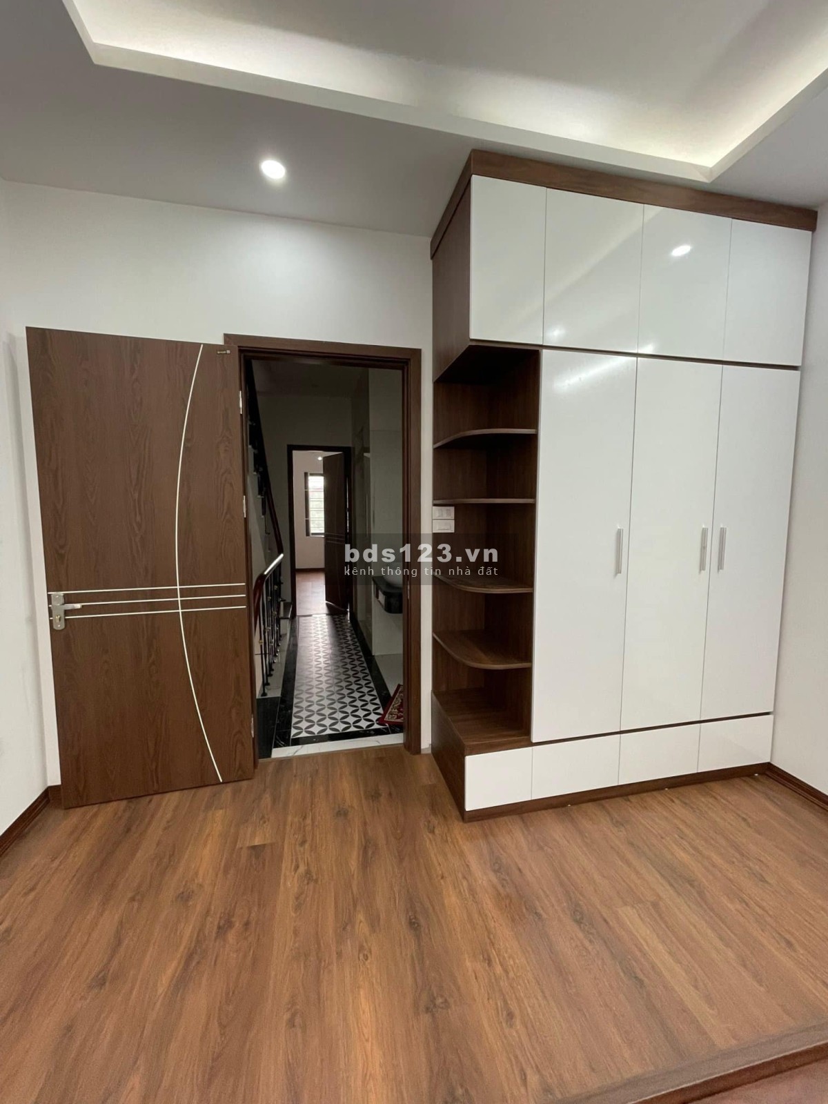 Ô tô kinh doanh, 5 tầng thang máy, 5 phút lên phố thoáng trước sau đầy đủ nội thất