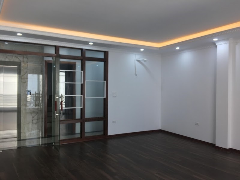 Lạc Long Quân 7 tầng oto tránh nhà mới kính koong giá bán 17.2 tỷ Cầu Giấy