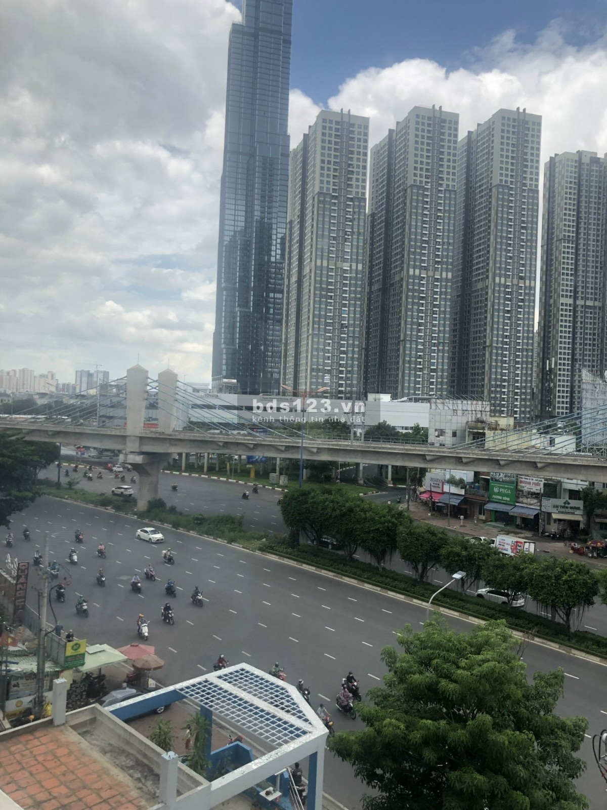 Tòa nhà văn phòng mặt tiền 607 Điện Biên Phủ tiện ích đầy đủ vào ở ngay