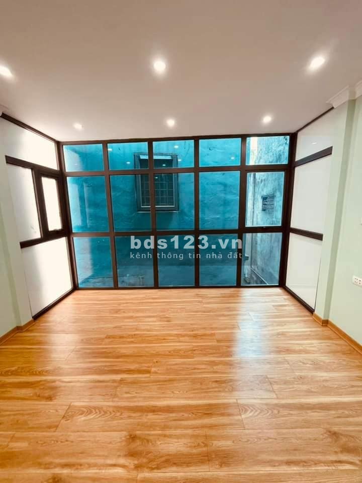 Bán nhà Hoàng Mai 18m x 4 tầng, mặt tiền 3 m, giá chỉ 2.15 tỷ, lh 0975258510