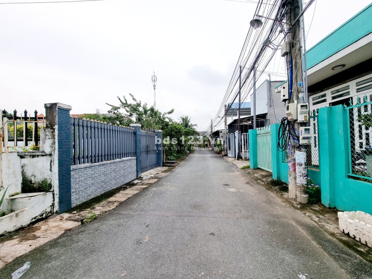 Bán nhà sổ riêng ngay hồ bơi Phương Nam, diện tích 111m², giá…