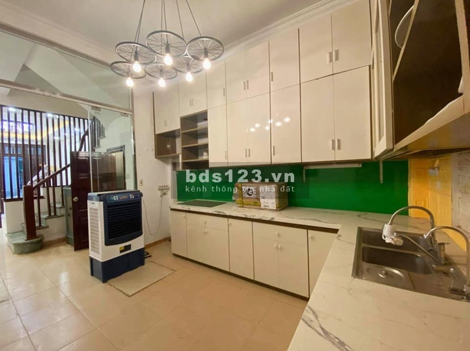 Nhà xây 5 tầng ngõ rộng đường Lạc Long Quân, vị trí hiếm nhà bán diện tích 39m2, gá 5.1 tỷ