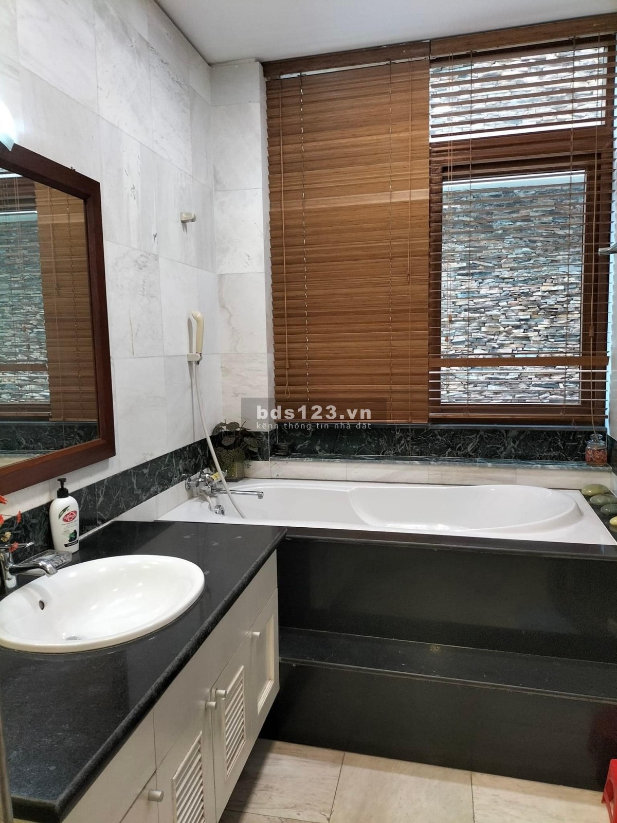 Bán gấp nhà cách phố Tây Sơn 30m, ô tô tránh đố, diện tích 52m2, giá 8.3 tỷ, lh 0987833652