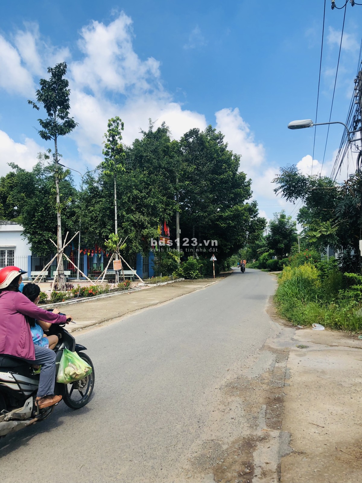 Cần bán căn nhà gần ngã tư Cây Me, đường nhựa thông dài đổi diện công viên giá rẻ