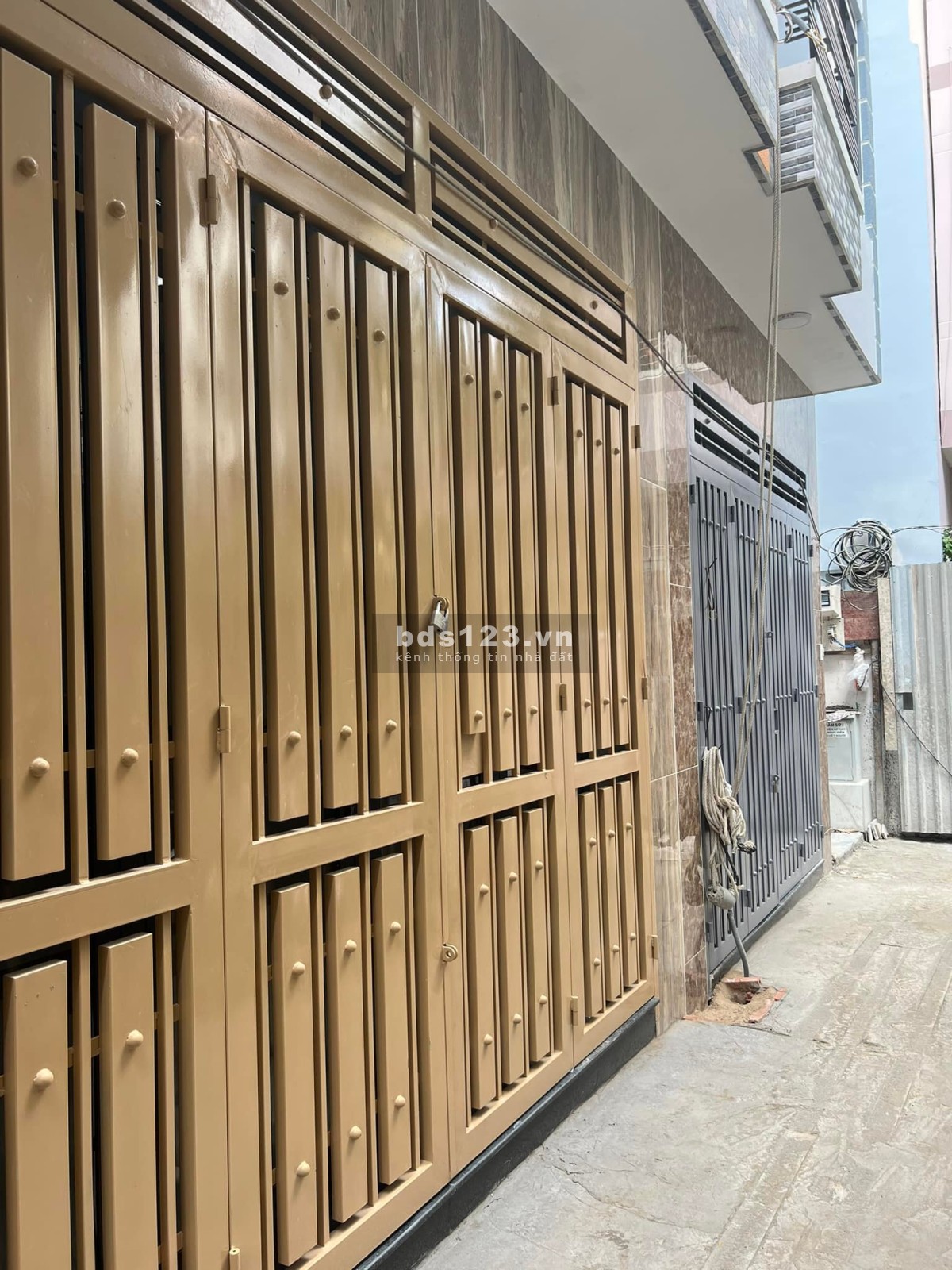 Nhà mới tinh thơm mùi sơn thiết kế đẹp lung linh, 4 tầng bê tông cốt thép, dt 42m2 giá 8.3 tỷ