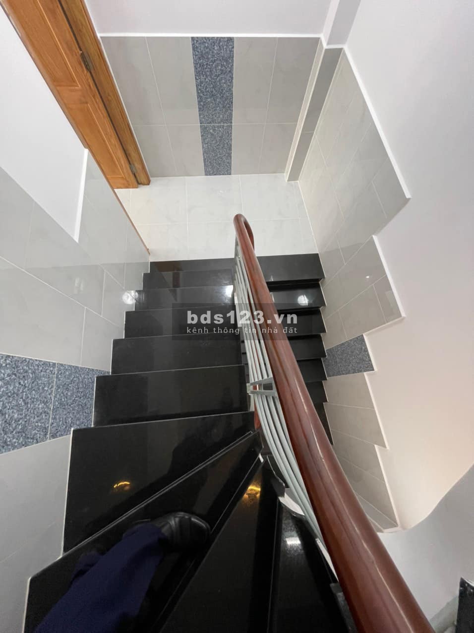 Nhà mới tinh thơm mùi sơn thiết kế đẹp lung linh, 4 tầng bê tông cốt thép, dt 42m2 giá 8.3 tỷ